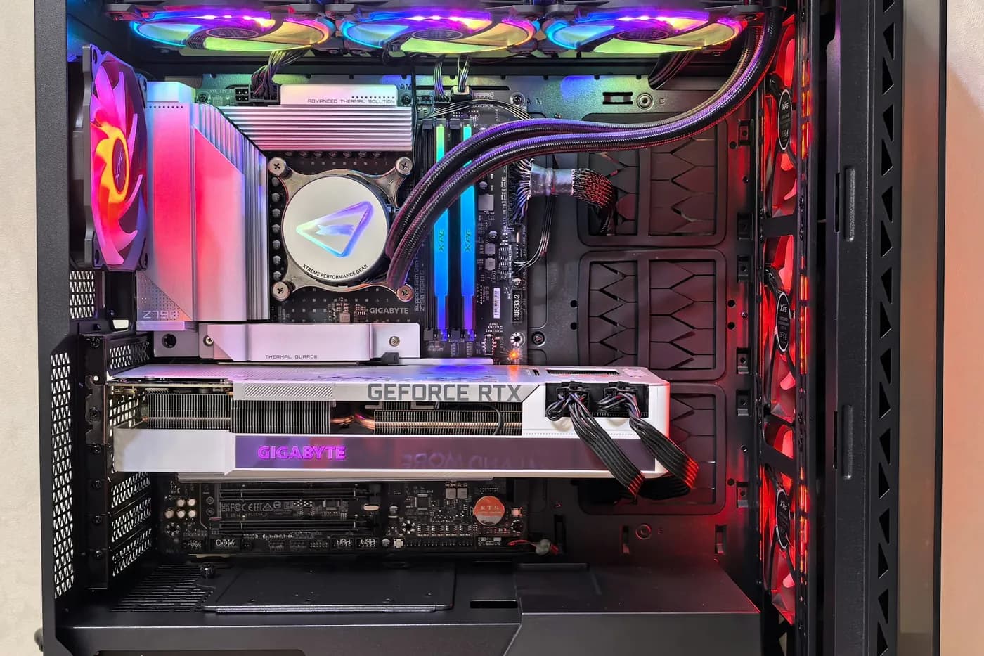 Interior de um PC gamer montado, com water cooler, placa de vídeo GeForce RTX e ventoinhas com iluminação RGB
