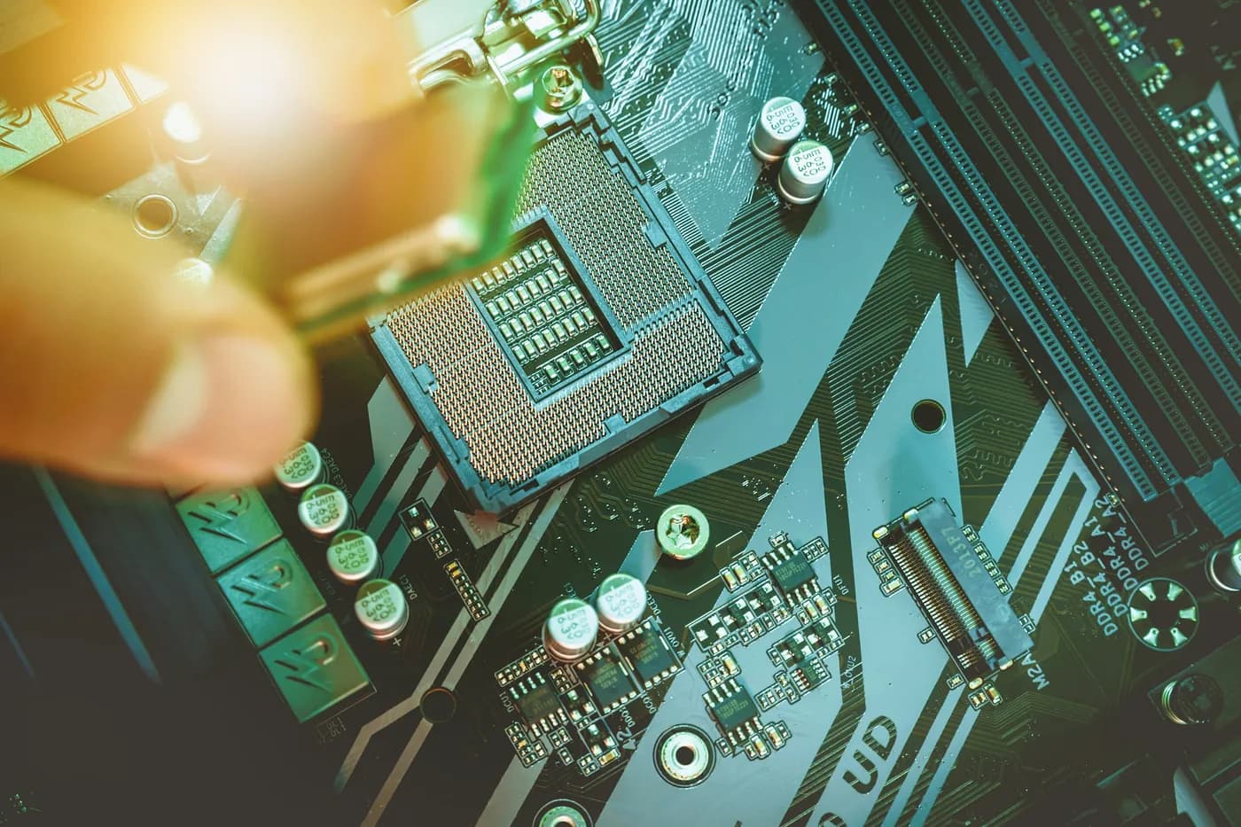 Close do soquete do processador e do slot M.2 de uma placa-mãe, com os slots de memória DDR4 ao lado