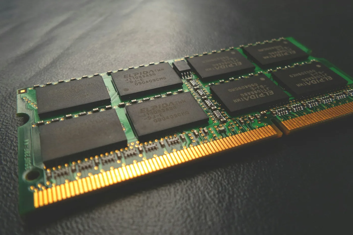 Pente de memória RAM SODIMM de notebook em close, com os contatos dourados à mostra