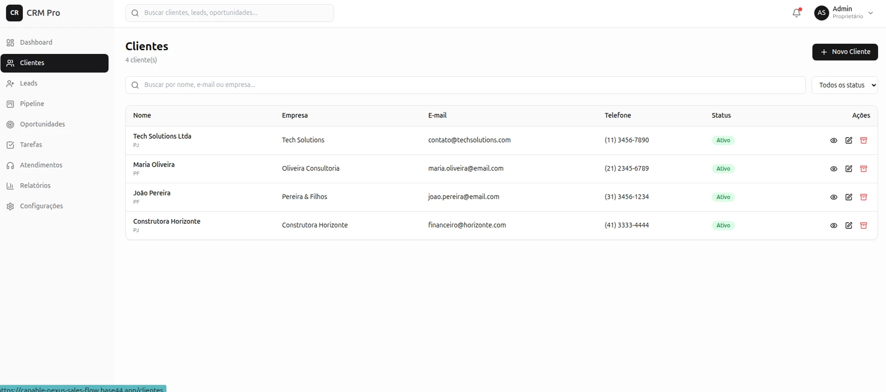 Tela de clientes de um CRM personalizado com tabela de pessoas físicas e jurídicas, contatos e status